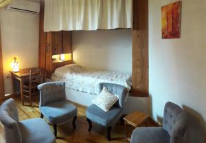 1 dormitorio con 1 cama, 2 sillas y mesa en Petite Suite Douillette, en Saint-Pargoire