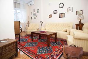 Sala de estar con 2 sofás y mesa en Apartment Markale, en Sarajevo