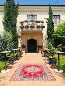 un patio con una alfombra roja frente a un edificio en Agriturismo Mulino Bianco en Lonato