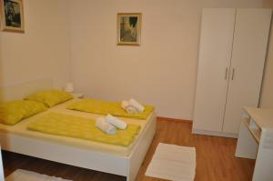 Postel nebo postele na pokoji v ubytování Apartments Maja Lopar