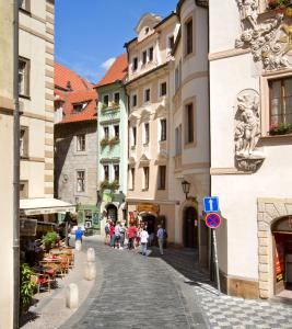 eine Kopfsteinpflasterstraße in einer Stadt mit Gebäuden in der Unterkunft Clementin in Prag