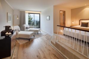 Rúm í herbergi á Herbert Samuel Bayit Bagalil Boutique