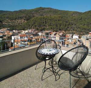 two chairs and a table on a balcony with a view at Dalt Vila in Eslida