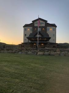 un grand bâtiment avec un drapeau devant lui dans l'établissement Stonebrook Lodge Murphy, à Murphy