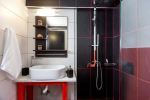 A bathroom at Villa Menelaos