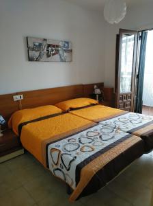 ラ・マタにあるBungalow IRISのベッドルーム1室(大型ベッド1台、オレンジのシーツ付)