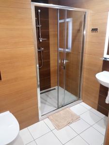 W łazience znajduje się prysznic ze szklanymi drzwiami. w obiekcie SILVER Zawoja w Zawoi