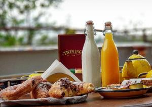 una mesa con pan y botellas de leche y bebidas en Capriccio Di Pasta Residence & Spa, en Gragnano