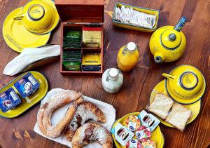 una mesa cubierta con platos de pan y comida en Capriccio Di Pasta Residence & Spa, en Gragnano