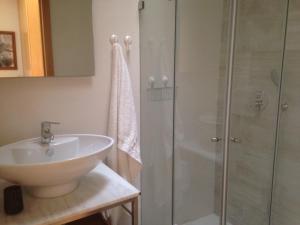 a bathroom with a sink and a shower at Refúgio do Tâmega in Penafiel +17 photos