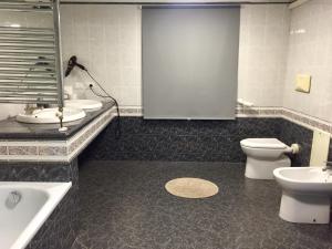 La salle de bains est pourvue de toilettes, d'un lavabo et d'une baignoire. dans l'établissement Mola Rooms, à Naples