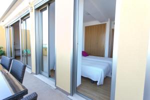 A bed or beds in a room at Cap Blanc Penthouse Cullera