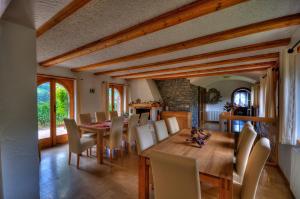 uma sala de jantar com uma mesa de madeira e cadeiras em Castel de Daval em Sierre