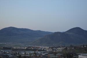 Utsikt mot fjell, enten fra hotellet eller fra et annet sted
