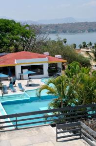 een zwembad voor een huis bij Hotel Infinity in Tequesquitengo