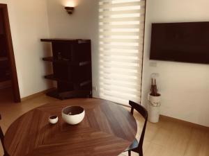 una mesa de madera con dos tazones en una habitación en Vacanze in Puglia Conversano, en Conversano