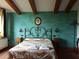 Een bed of bedden in een kamer bij Agriturismo Il Pintello