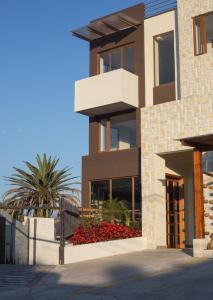 a building with a palm tree in front of it at Ilalo Garden Hotel & Restaurant in Quito