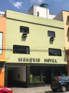 un edificio con un cartel de hotel en él en Hotel Makuxis - Brigadeiro, en São Paulo