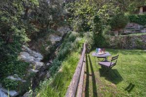 O grădină în afara Hotel Convent de Begur