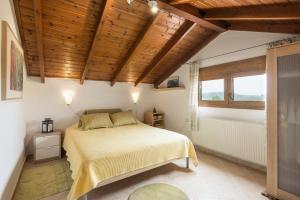 sypialnia z łóżkiem i drewnianym sufitem w obiekcie Beachside Haven, Poolside Serenity & Sunset Magic w mieście Kalandra +32 zdjęcia