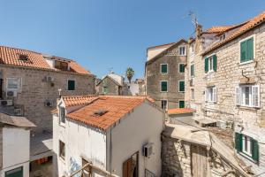 een luchtzicht op een oude stad met gebouwen bij Apartmant Centar Split in Split