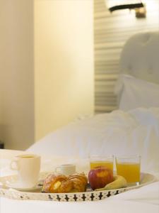 A bed or beds in a room at Navona Living Rome