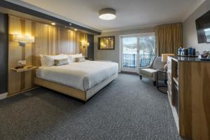Cette chambre d'hôtel comprend un lit et un balcon. dans l'établissement Center Harbor Inn, à Center Harbor