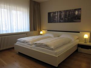 Een bed of bedden in een kamer bij Ernst Clüsserath Weingut & Weinhotelchen