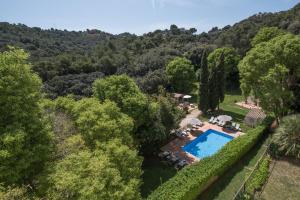 a lush green park filled with trees and shrubs at Hotel Convent de Begur in Begur