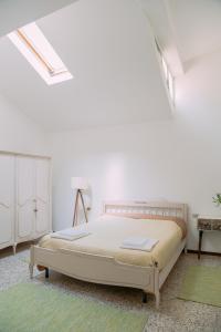 Un pat sau paturi într-o cameră la Appartamento Arlecchino