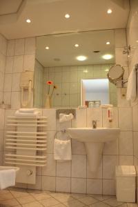 Ein Badezimmer in der Unterkunft Hotel Ascania