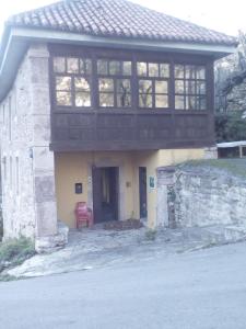 ポラ・デ・ソミエドにあるApartamento Rural El Oso 2のバルコニー付きの家