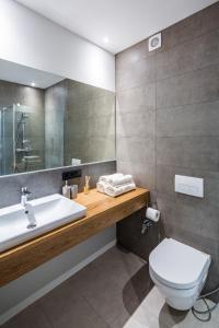 een badkamer met een wastafel en een toilet bij Central Park Apartments in Lviv