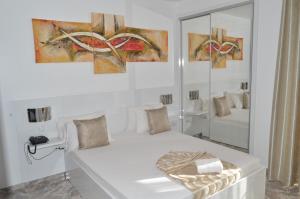 Ένα ή περισσότερα κρεβάτια σε δωμάτιο στο Hotel Cesaria
