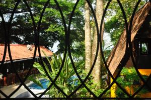 حديقة خارج Howler Monkey Hotel