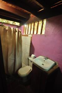 حمام في Howler Monkey Hotel