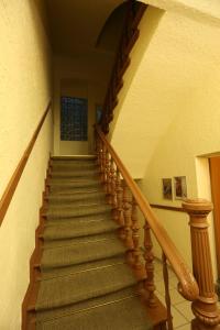 - un escalier dans une maison avec un escalier dans l'établissement Hotel AI Königshof, à Berlin