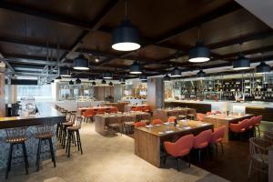 Um restaurante ou outro lugar para comer em Melia Yangon