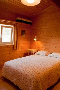 1 dormitorio con 1 cama en una habitación de madera en Casa Rural La Zarzamora, en Vejer de la Frontera