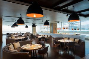 Um restaurante ou outro lugar para comer em Melia Yangon