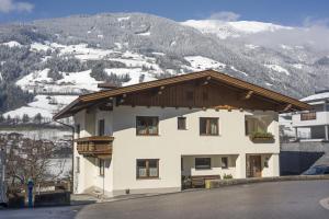 dom z widokiem na śnieżną górę w obiekcie Apartment Aschenwald Elisabeth w mieście Ramsau im Zillertal