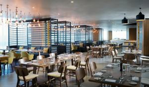 Um restaurante ou outro lugar para comer em Melia Yangon