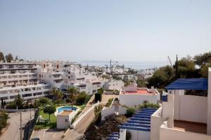 een luchtzicht op een stad met witte gebouwen bij Atico Amplio En Mojacar in Mojácar