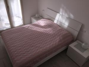 mała sypialnia z łóżkiem i oknem w obiekcie Rosa Dei Venti w mieście Valledoria
