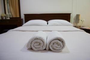 Un pat sau paturi într-o cameră la Baan Boonanan Apartment