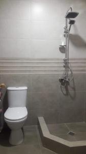 łazienka z toaletą i kabiną prysznicową w obiekcie Batumi w mieście Batumi