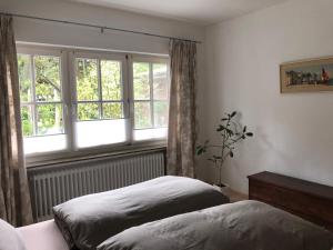 Tempat tidur dalam kamar di Ferien im Bomlitztal