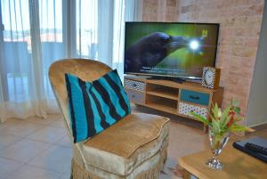 TV a/nebo společenská místnost v ubytování Villa Fourka on the beach