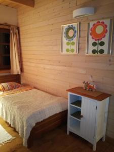 sypialnia z łóżkiem i stołem z półką w obiekcie Dom pod Jesionami w mieście Ochotnica Dolna